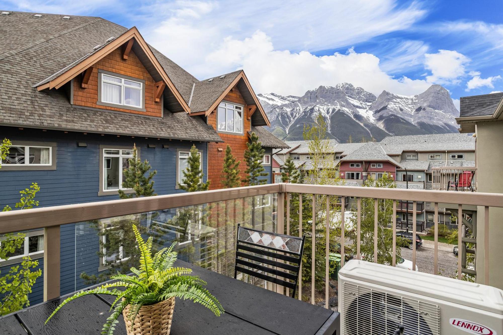 Charming 1 Bdrm Plus Loft With Views Managed By Little Sister Getaways Canmore Exterior photo